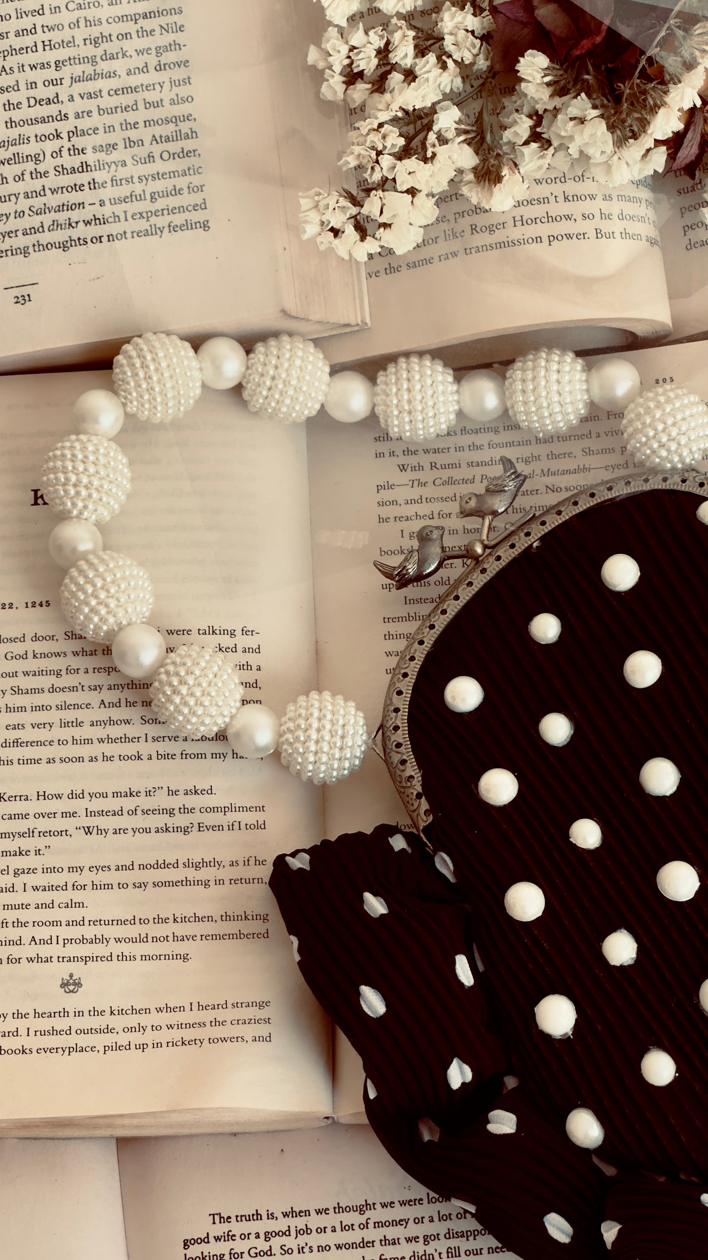 The Dotty Diva: Vintage-Inspired Pearl & Polka Dot Frame Clutch