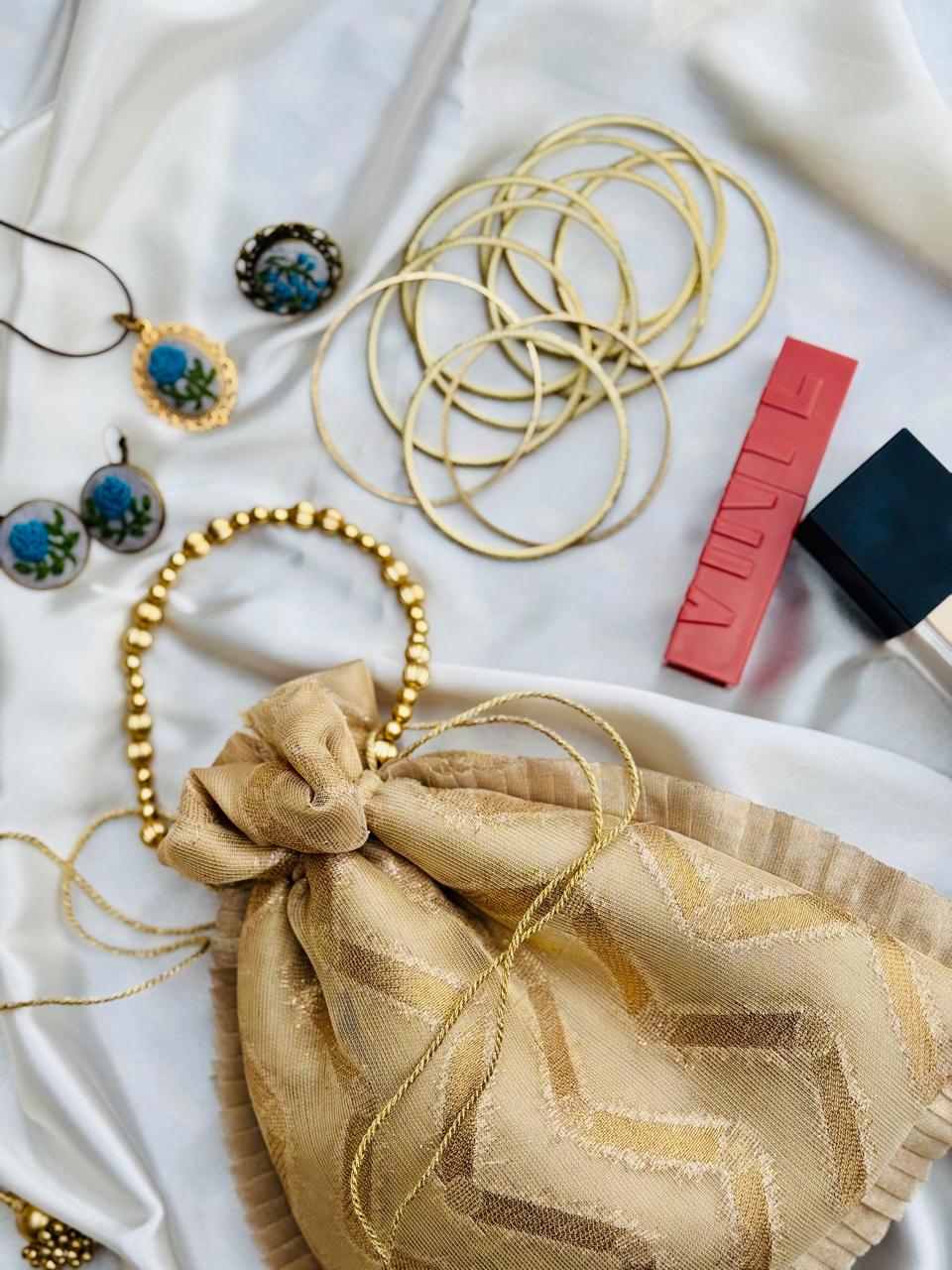 Anjum: Gold Net Chevron Bridal Batwa with Beaded Handle