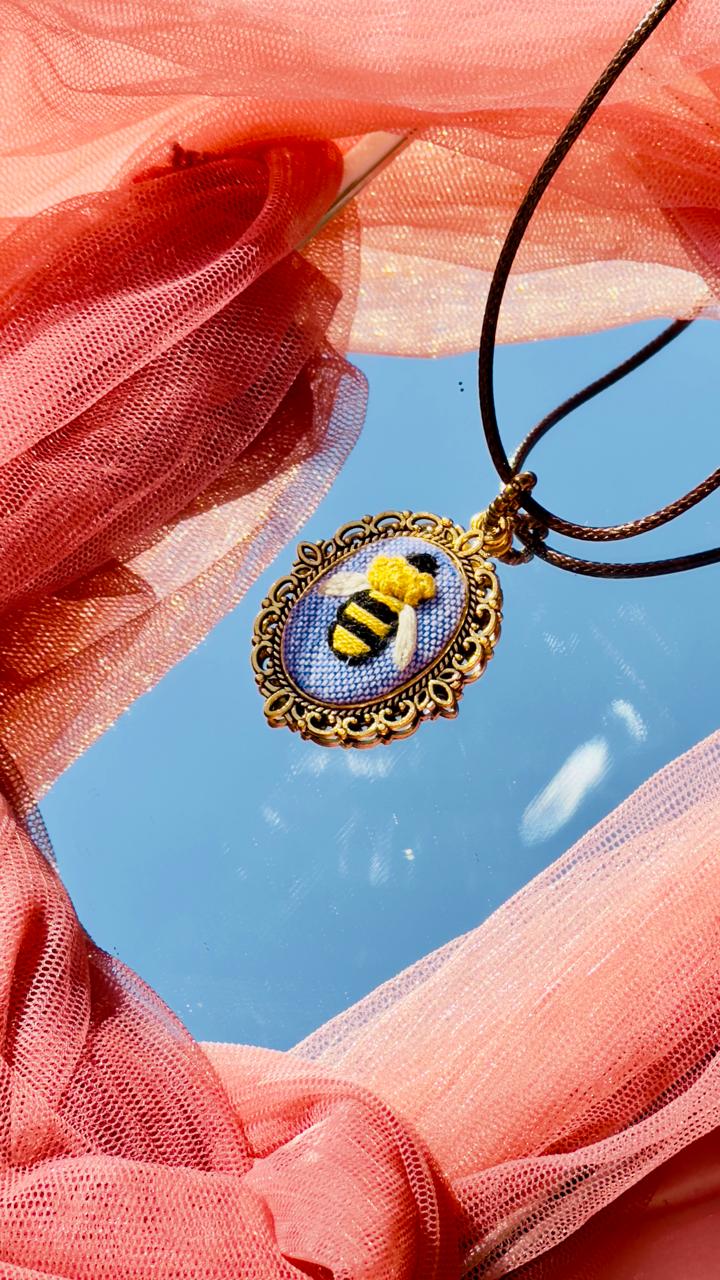 Hand Embroidered Bumblebee Pendant – 3D Bee Textile Art Necklace – Vintage Bronze Filigree Jewelry