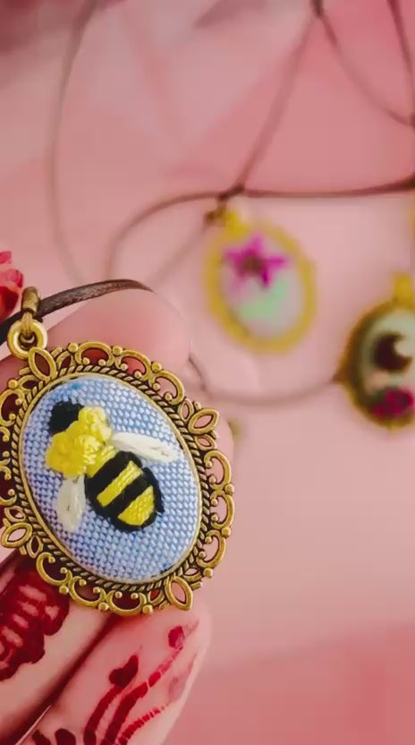 Hand Embroidered Bumblebee Pendant – 3D Bee Textile Art Necklace – Vintage Bronze Filigree Jewelry